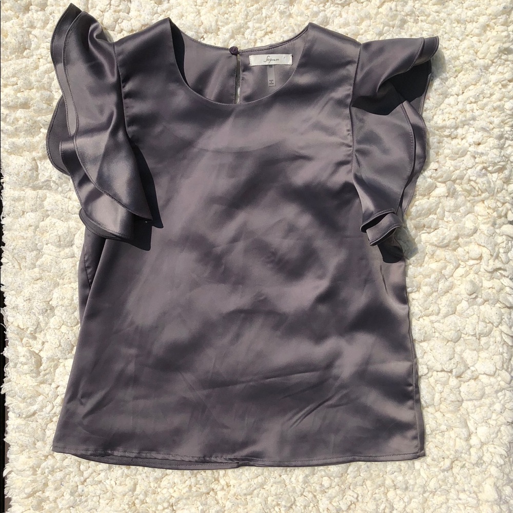 Cute silver/dark gray top. Size XS